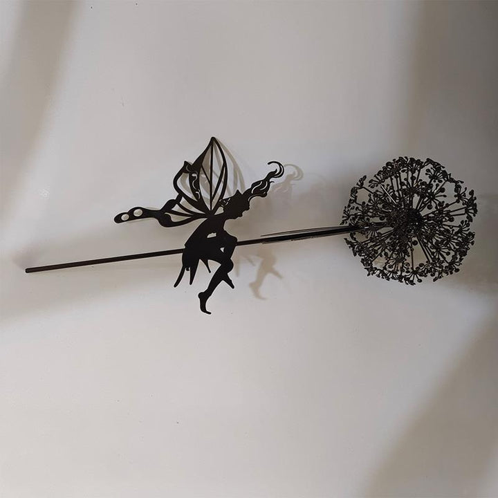 Handgefertigte Feen & Löwenzahn Metall Skulptur, wetterbeständig, eine fantasievolle Ergänzung für den Garten.