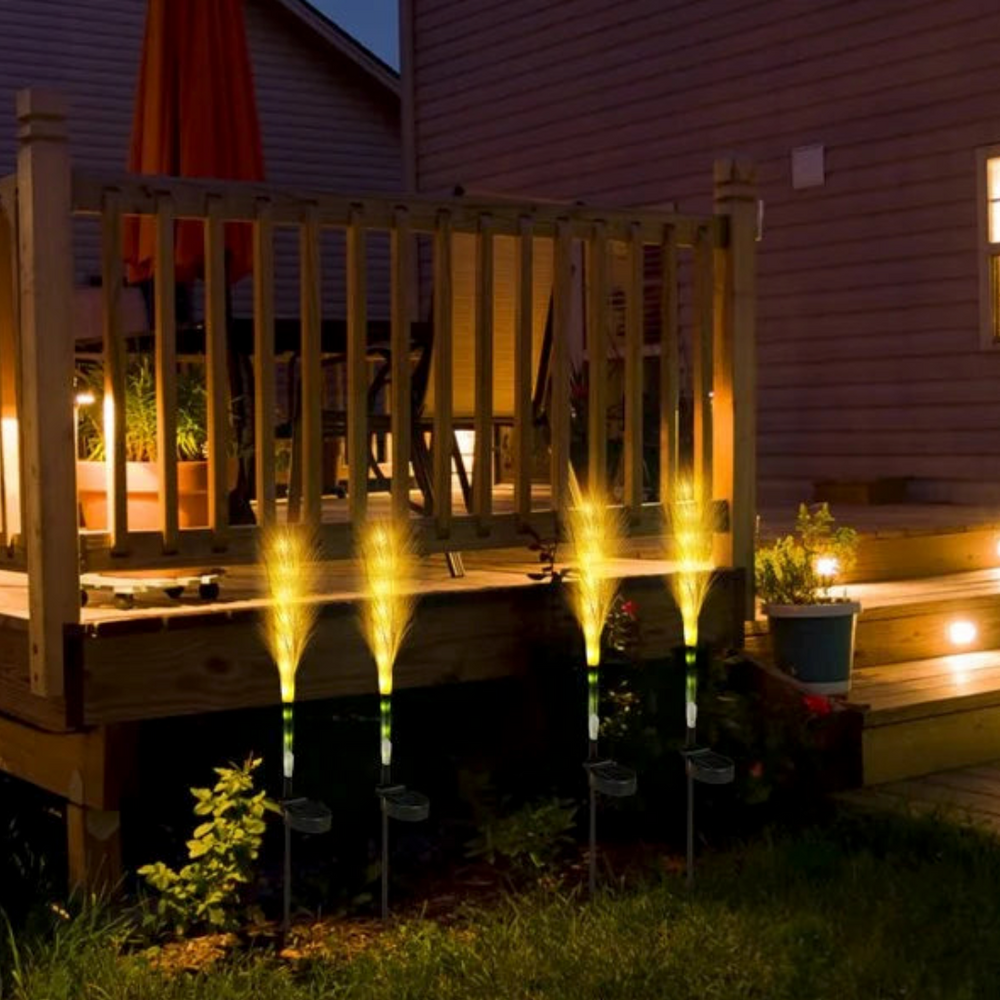 Energieeffiziente Solarlichter in Pampasgras-Optik als Gartenstecker. Ideal für wetterfeste Outdoor-Gartenbeleuchtung.