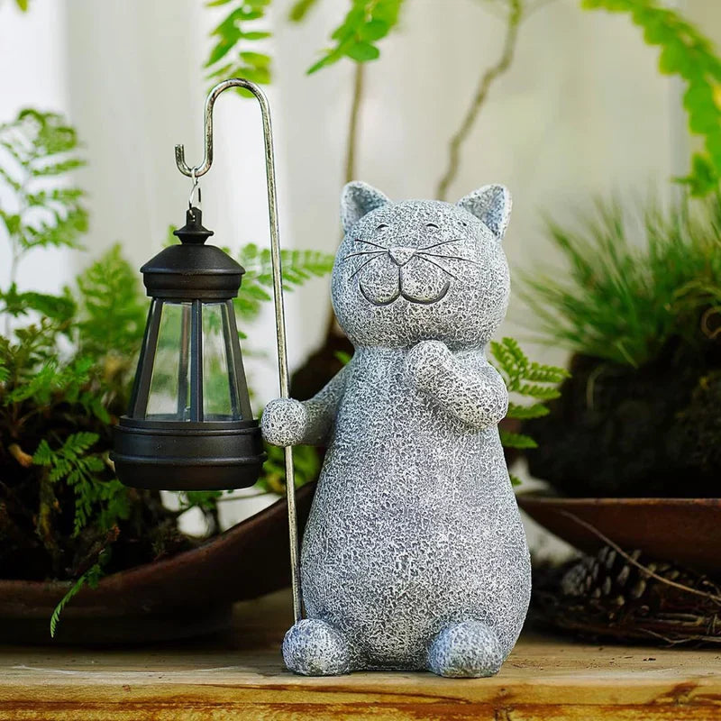 Robuste, wetterfeste Katzenfigur mit Solarlampe für Garten & Terrasse. Dekorative Tierfigur mit LED-Stimmungslicht.