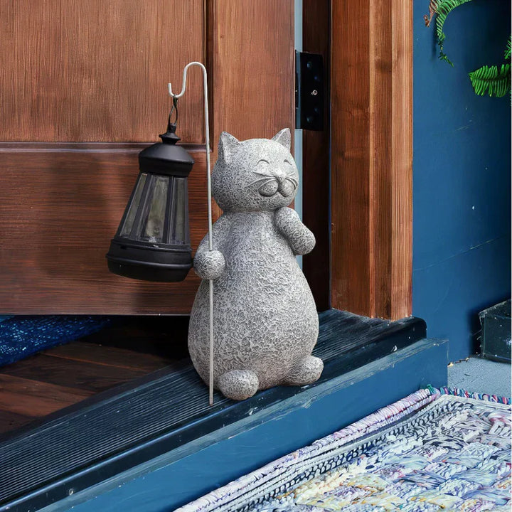 Detailaufnahme der Lumikitty Katzenfigur mit leuchtendem LED-Licht, perfekte Gartendeko und stimmungsvolle Beleuchtung.