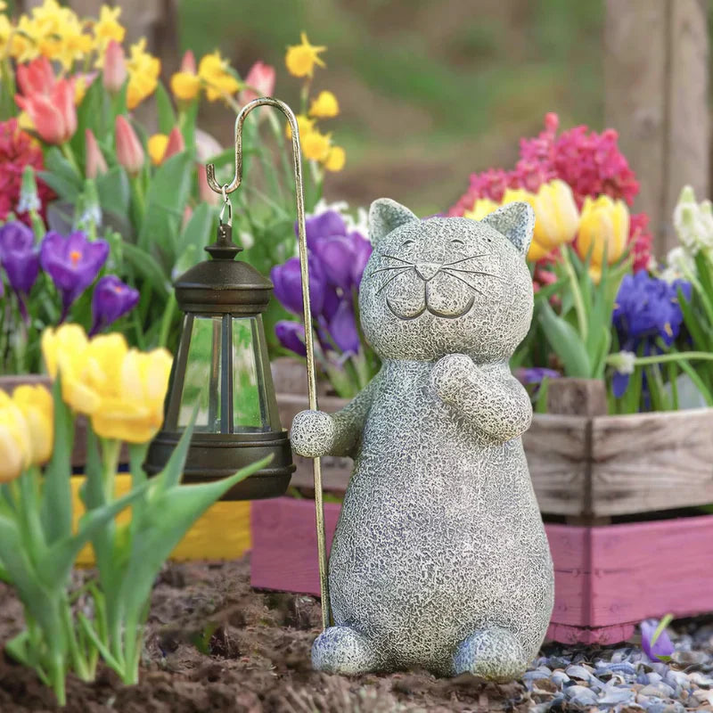 Lumikitty Katzenfigur bei Tag, wetterfeste Gartendeko aus Kunststein. Solarleuchte sammelt tagsüber Energie für LED-Licht.