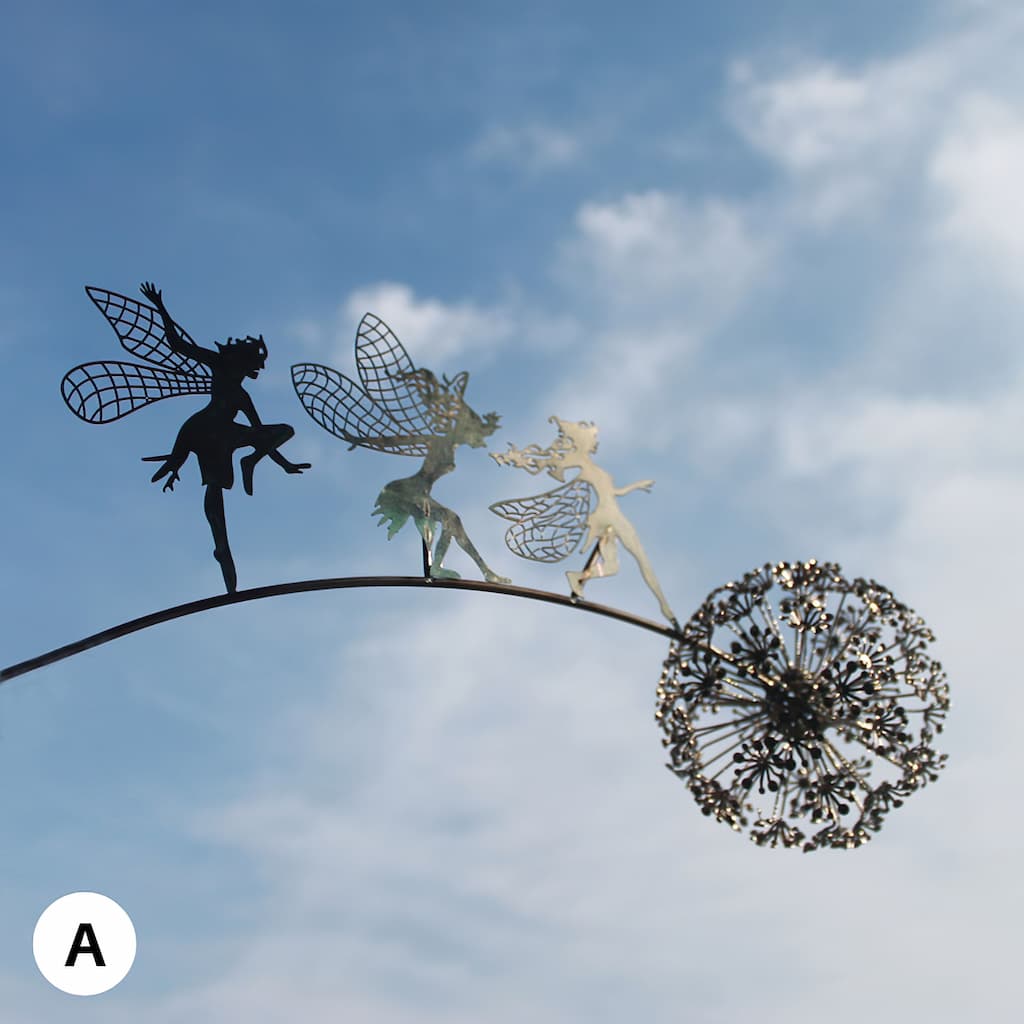 Detailansicht der wetterfesten Metall Fee mit Löwenzahn, ideal als Outdoor-Gartendekoration.