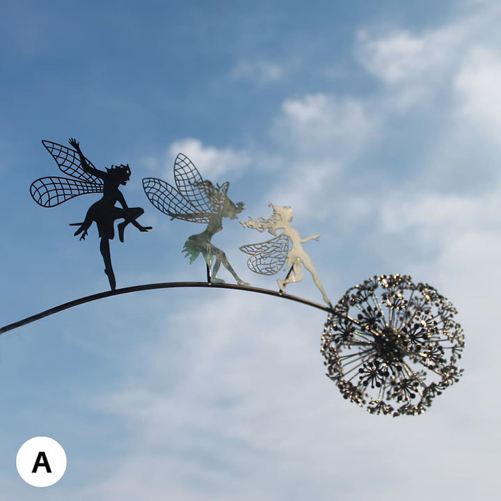 Detailansicht der wetterfesten Metall Fee mit Löwenzahn, ideal als Outdoor-Gartendekoration.