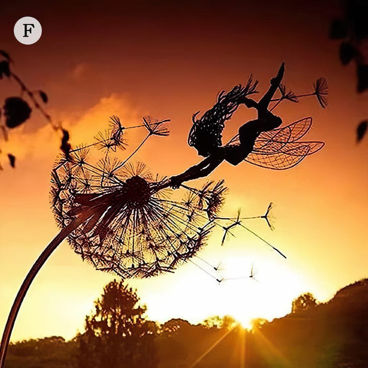Gartendeko Fee & Löwenzahn: Filigrane Metallskulptur als Blickfang. Robust und wetterfest.