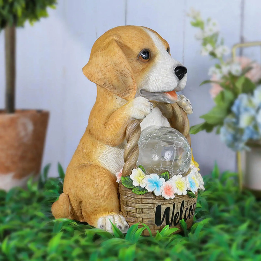 Detaillierte Harzfigur eines Hundes mit integrierter Solarleuchte, ideal als Tierfigur und Gartenbeleuchtung.