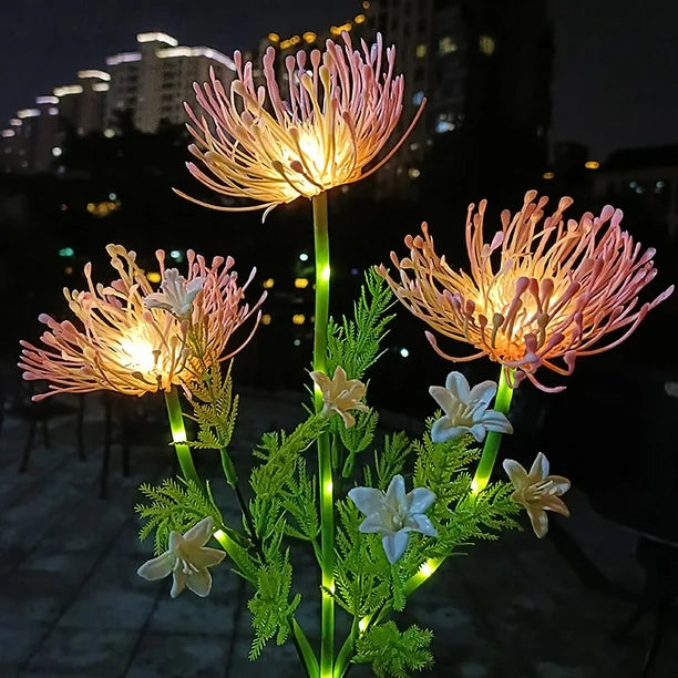 Leuchtende Chrysanthemen-Solarlampe im Garten, LED-Gartenlicht für eine charmante und energiesparende Außenbeleuchtung.