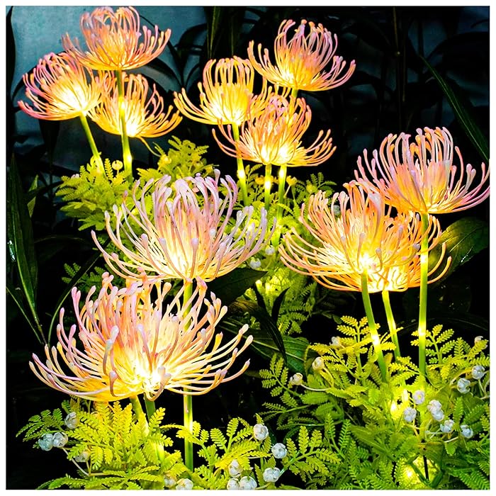 Robuster Solar-Gartenstecker in Chrysanthemenform, wetterfeste LED-Beleuchtung als Blickfang im Blumenbeet.