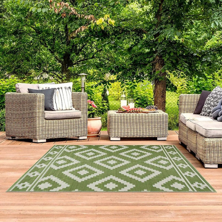 Geometrischer Outdoor-Teppich, wetterfest, schafft gemütliches Outdoor-Wohnzimmer auf Terrasse & Balkon.