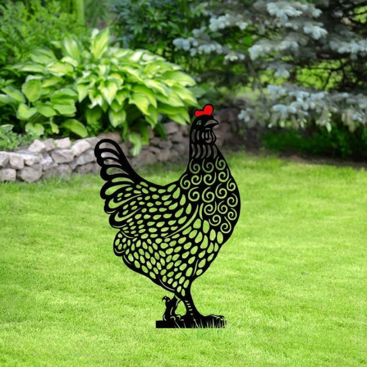Hühner Gartenstecker Set im Garten. Wetterfeste Acryl Tierfiguren für eine charmante Gartendekoration.