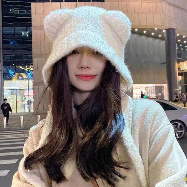 Modisches Accessoire: Damen Teddy Beanie für einen stylischen und warmen Winterauftritt.