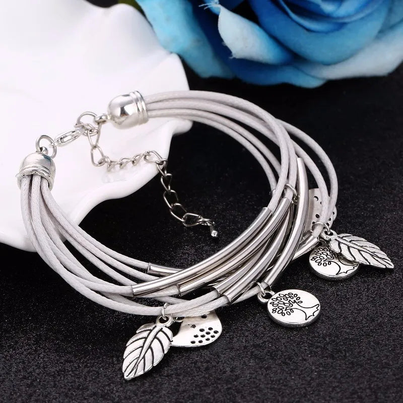Stilvolles Natur-Armband für Damen & Herren mit Vogel-Charm, mehrlagig.