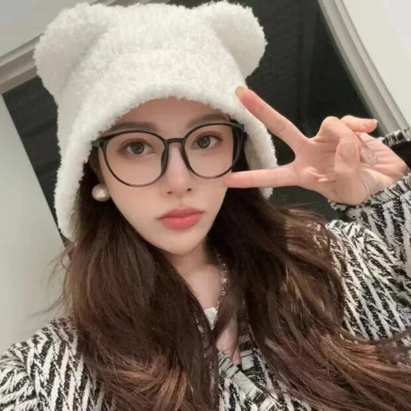 Warme Damen Teddy Beanie, kuschelige Wintermütze mit Bärenohren für kalte Tage.