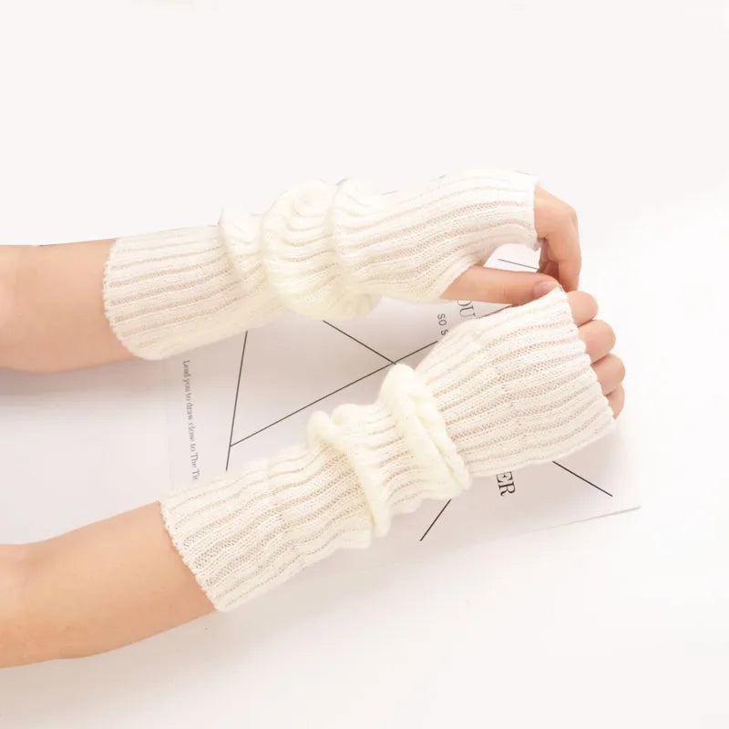 Warme, lange fingerlose Handschuhe für Damen, ideal für den Herbst. Ein modisches und praktisches Accessoire.