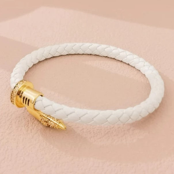 Modernes Unisex Flechtarmband im Nagel-Stil. Ein vielseitiges Accessoire, das jedes Outfit aufwertet.