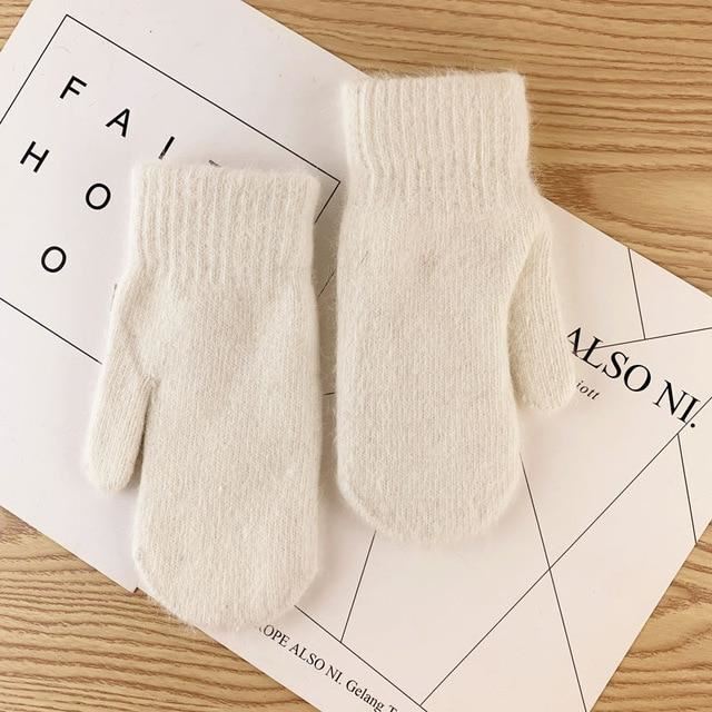 Ein Paar kuschelige Unisex Plüschhandschuhe in Grau, extra warm. Modische Winter Fäustlinge für Damen & Herren.