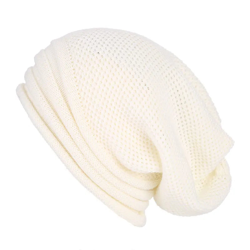 Unisex Kristall Beanie in Herbst/Winter-Mode. Eine Person trägt die warme, stylische Kopfbedeckung. Trendiges Accessoire.