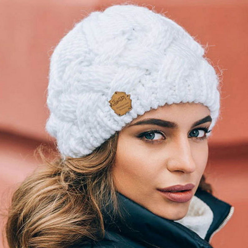 Damen Winter Strickmütze: Kuschelige, warme Beanie in Grau für kalte Tage. Stylische Kopfbedeckung.