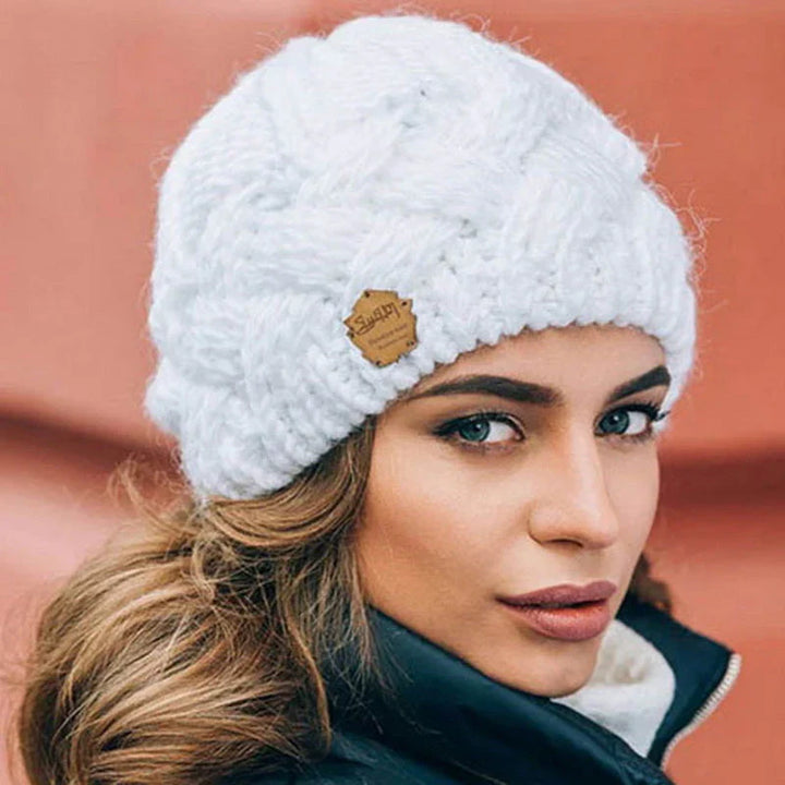 Warme Beanie für Damen, als unverzichtbares Winteraccessoire bei Schnee und Kälte.