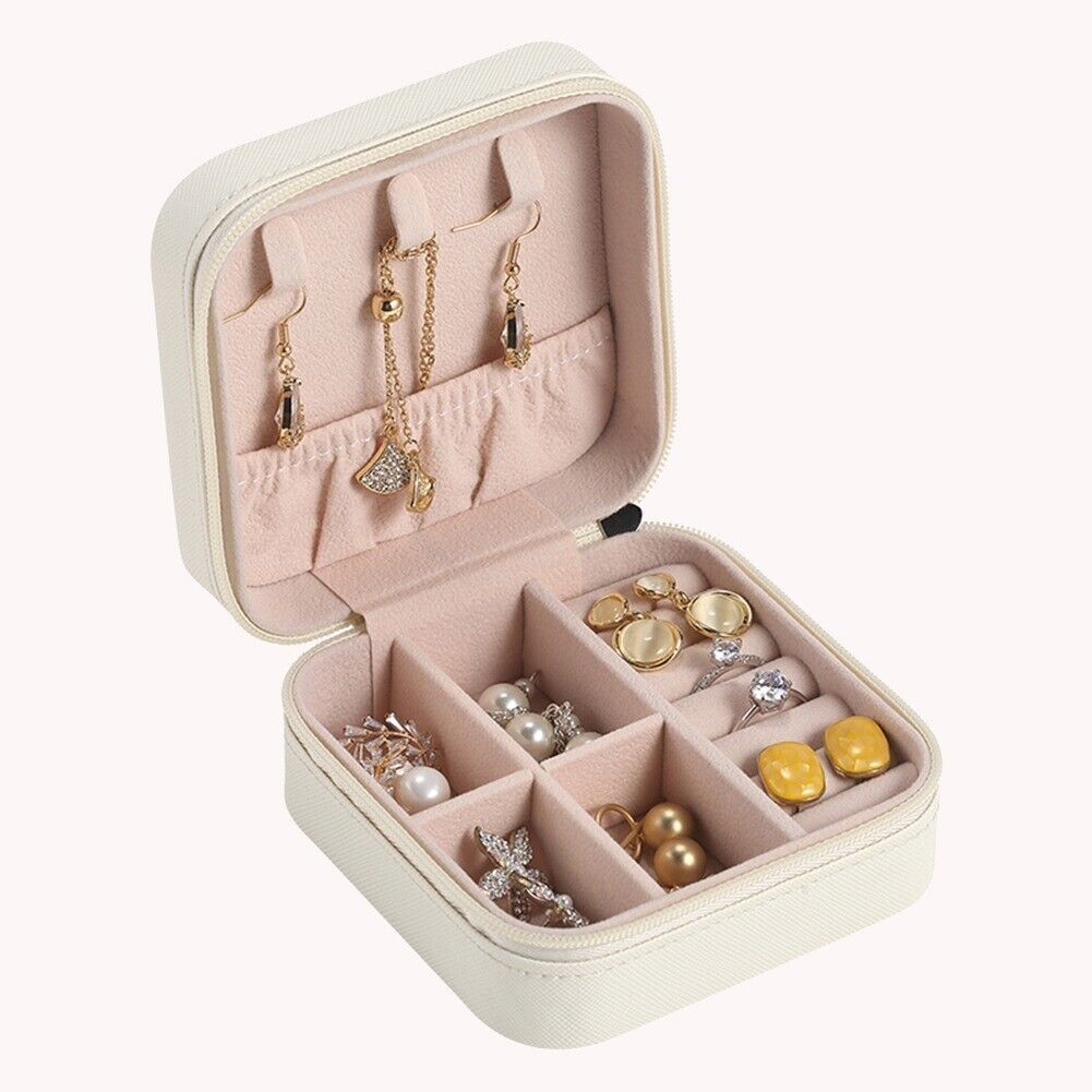 Luxuriöse Schmuckaufbewahrung aus Leder, quadratisch, elegant für Halsketten & Ringe.
