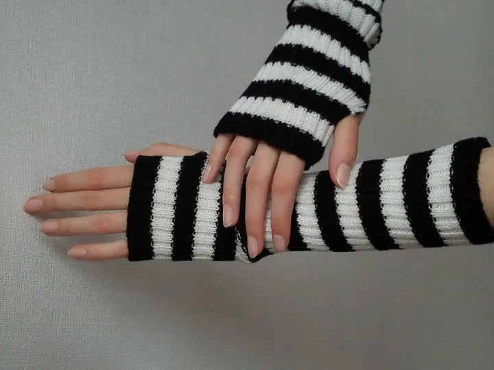 Komfortable lange fingerlose Handschuhe für Frauen, perfekt für Übergangswetter und modische Outfits.