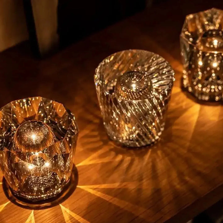 Wiederaufladbare LED Kristall-Tischlampe für luxuriöses Ambiente.