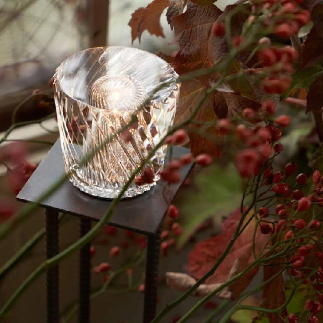 Hochwertige Kristalllampe mit integrierter, wiederaufladbarer LED.