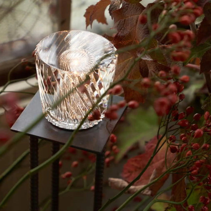 Hochwertige Kristalllampe mit integrierter, wiederaufladbarer LED.