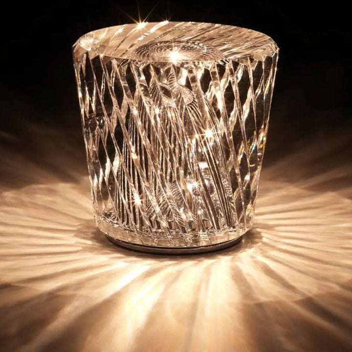 Wiederaufladbare Kristalllampe mit sanfter LED-Akzentbeleuchtung.