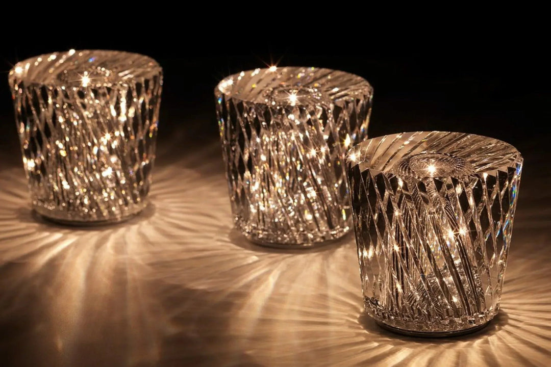 Kabellose Design-Tischlampe mit LED und facettenreichem Kristall.