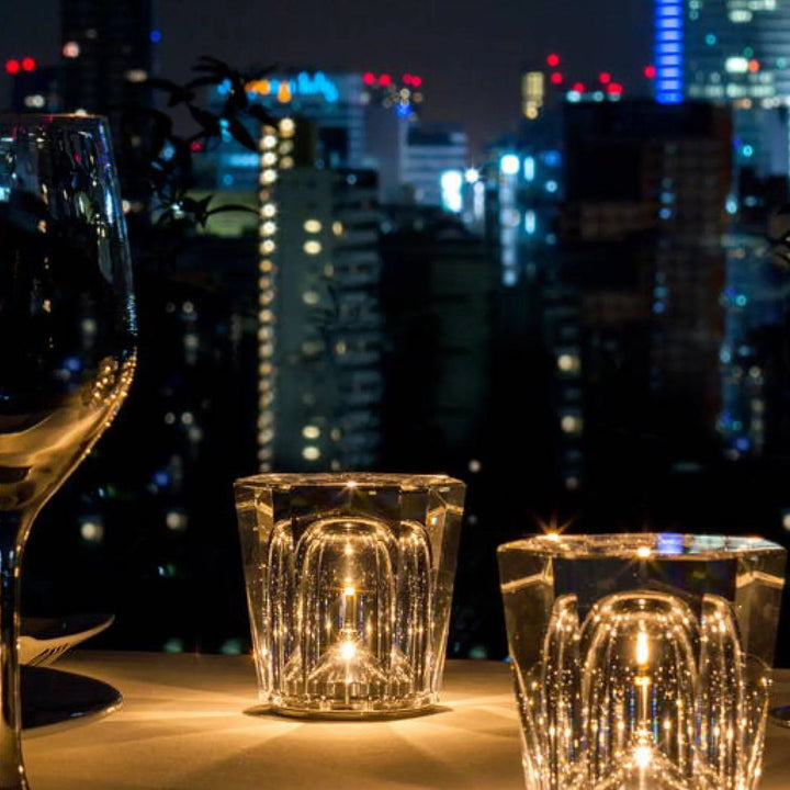 Moderne Designlampe: Wiederaufladbare LED Tischlampe aus Kristall.