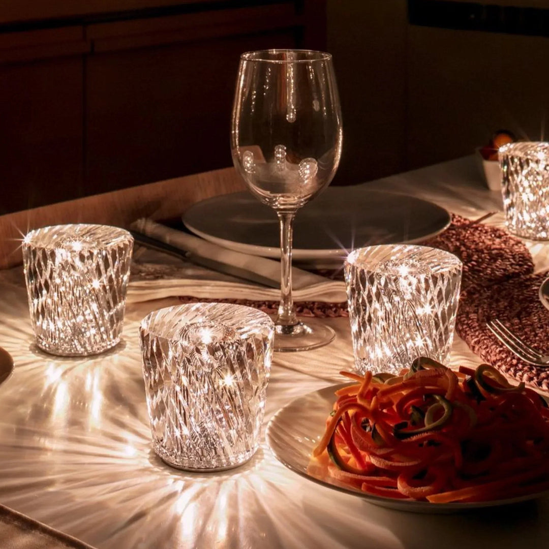 Luxuriöse Kristalllampe, wiederaufladbar, schafft warmes LED-Licht.