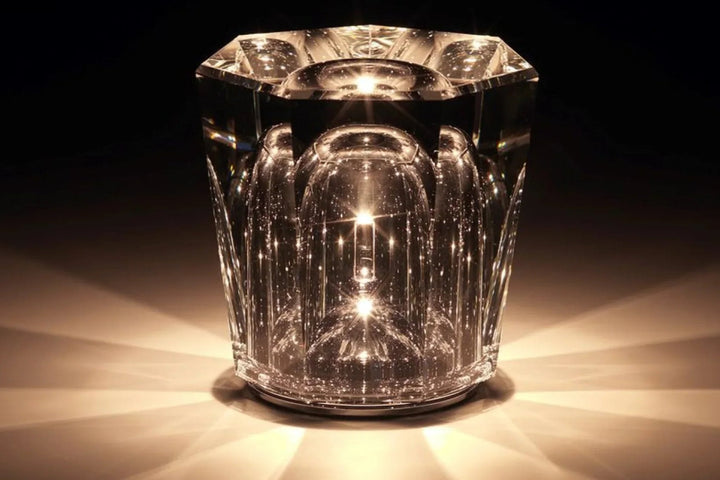 Stilvolle wiederaufladbare LED Tischlampe, schimmernder Kristall-Look.