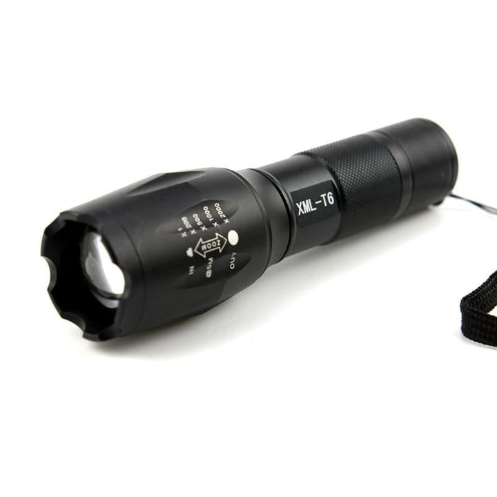 Ergonomische LED Taschenlampe, wiederaufladbar und robust, optimal für Nachtwanderungen und Notfall-Beleuchtung.
