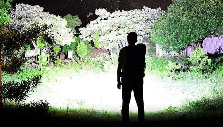 Kompakte LED Taschenlampe mit wiederaufladbarem Li-Ion Akku, unverzichtbar für Camping, Wandern und als Notfall-Werkzeug.