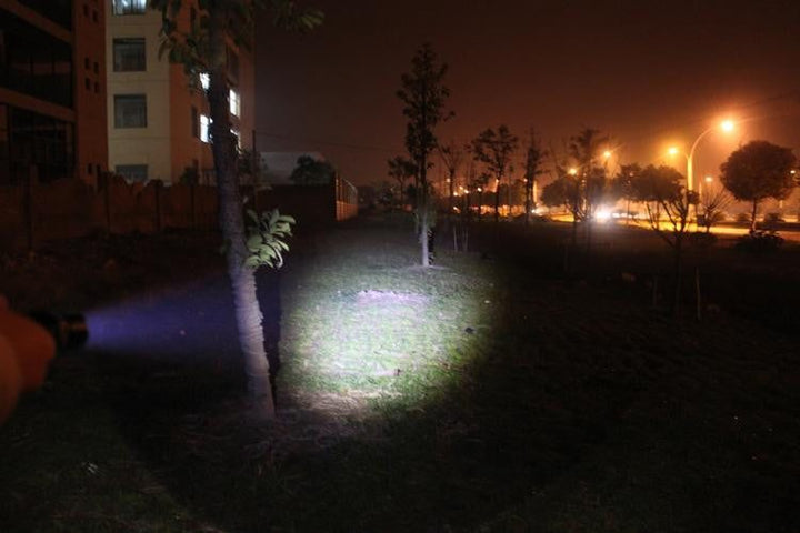 Leistungsstarke Outdoor LED Taschenlampe, wasserdicht und stoßfest, für jede Notlage und dunkle Umgebungen geeignet.