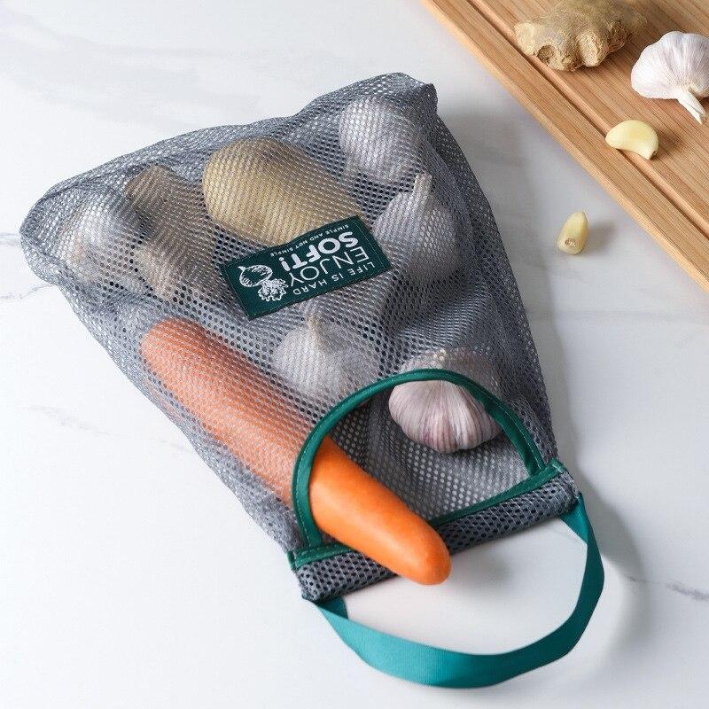 Nachhaltiger Netzbeutel zum Aufhängen für frisches Obst und Gemüse. Wiederverwendbare Küchen-Aufbewahrung.