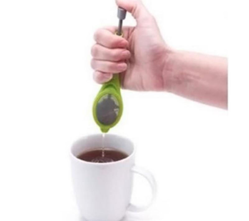 Wiederverwendbarer Teefilter aus Edelstahl für losen Tee, praktisch und umweltfreundlich. Ideal für Teeliebhaber.