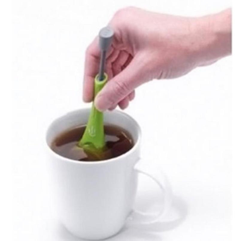 Eleganter Teefilter aus Edelstahl für die einfache Zubereitung von losem Tee. Wiederverwendbar, perfekt als Teeliebhaber-Geschenk.