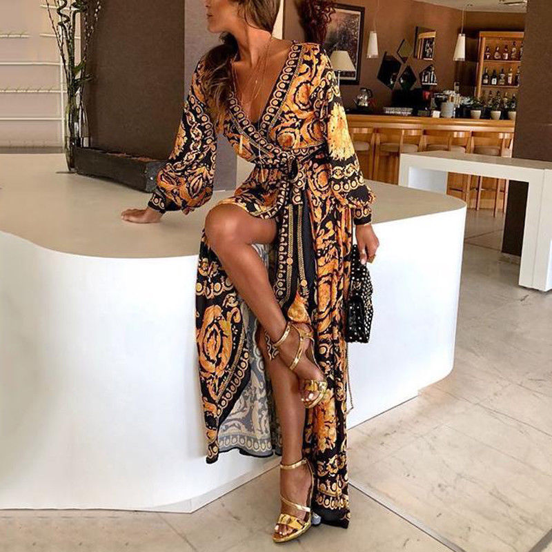 Fließendes Boho Wickelkleid für Damen. Sommerliches Blumenmuster mit Schlitzausschnitt.