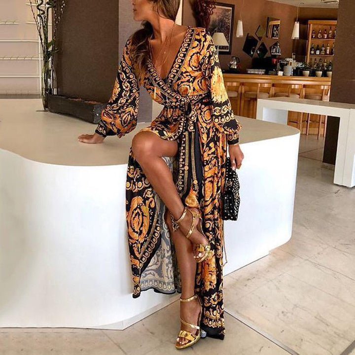 Fließendes Boho Wickelkleid für Damen. Sommerliches Blumenmuster mit Schlitzausschnitt.
