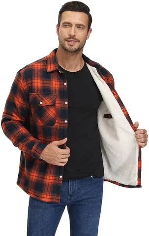 Klassisch karierte Herren Flanelljacke für warmen Komfort an kühlen Herbsttagen.