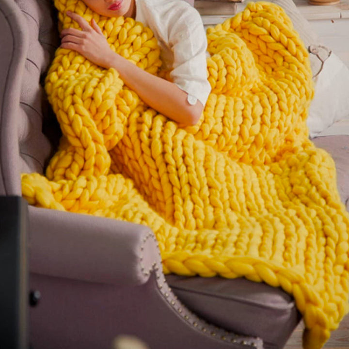 Winterliche Dekoration mit dickem, weichem Chunky Strickgarn, perfekt für gemütliche Stunden.