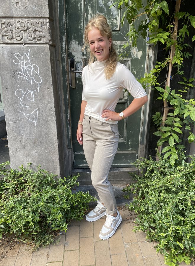 Damen Kurzarm Yoga T-Shirt aus atmungsaktivem Stretch-Stoff für maximale Bewegungsfreiheit beim Training.