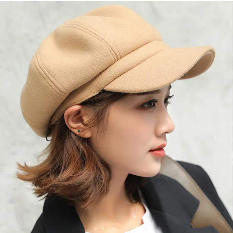 Warme Damen Ballonmütze im Vintage-Stil, ideal für Herbstmode und winterliche Accessoires.