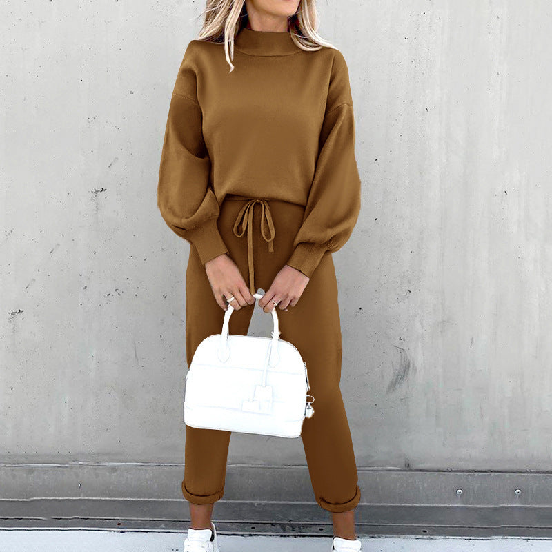 Damen Wintermode: Stilvoller & warmer Heimanzug mit Rollkragen. Perfektes Outfit-Set für Entspannung.