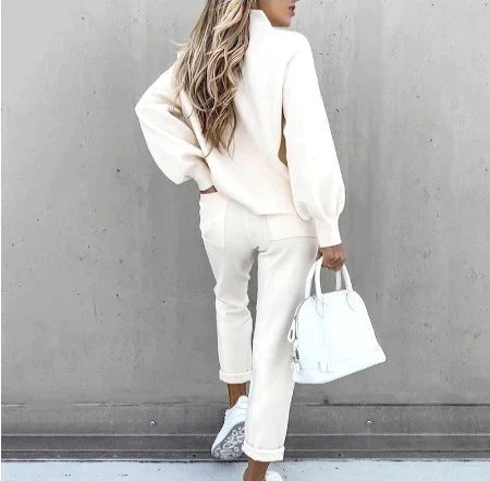 Vielseitiger Damen Freizeit-Anzug: Highwaist-Hose & Rollkragenpullover. Komfortable Loungewear für Damen.