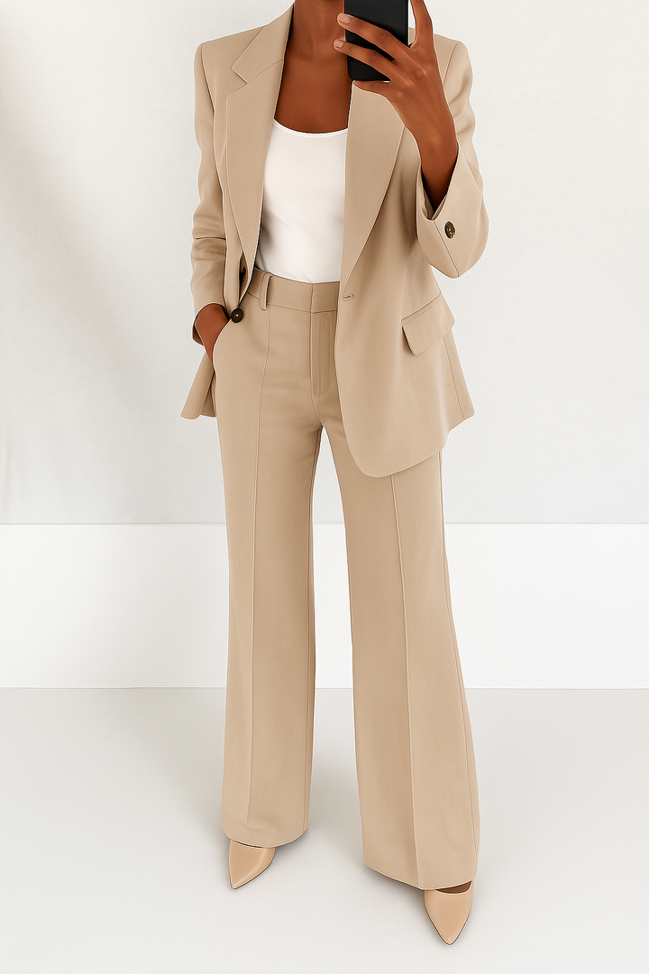 Zeitloser Damen Business Anzug: Klassischer Blazer & Hose. Perfektes, elegantes Set für formelle Büromode.