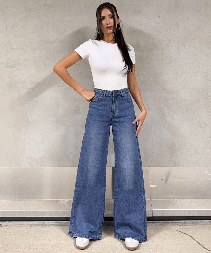Trendige Damen Wide Leg Jeans, dunkelblau, mit weitem Bein für Komfort. Stilvolle Freizeitmode & Casual Look.