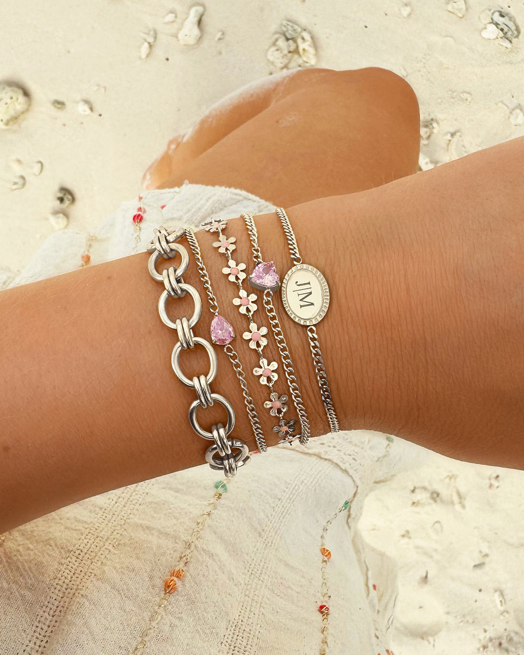 Herz-Anhänger mit leuchtendem Geburtsstein am Damenarmband, präzise gearbeiteter Schmuck.
