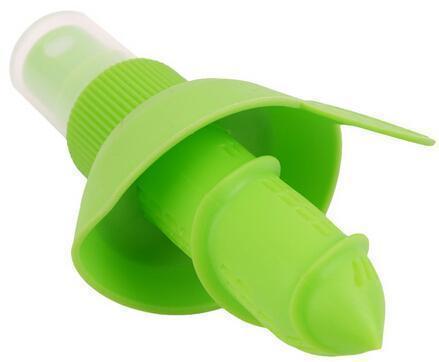 Kleiner Saftsprüher in Limette, ideal für Cocktails, Salate und Gewürze. Frischer Limettenspray schnell verfügbar.